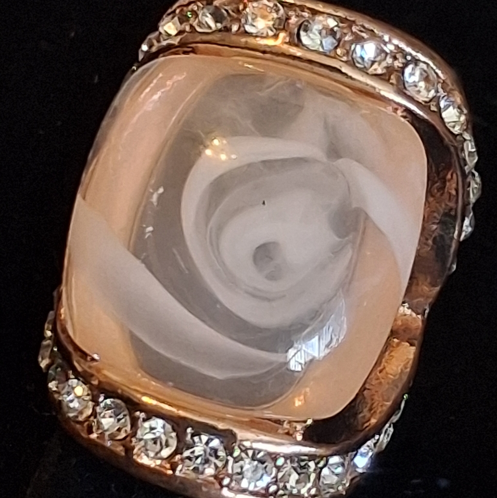 Stunning Goldtone Women's Ring With Large Peachy Pink Stone Size 5